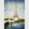두꺼운 플라스틱 층으로 덮인 에펠탑을 페인트를 칠하는  동시대 팔레트 칼